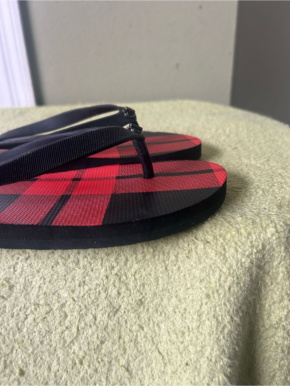 NWOT Coach Alyssa Women’s Black Red Pattern Flip Flops Slide Sandal Sz 11 - Picture 4 of 11